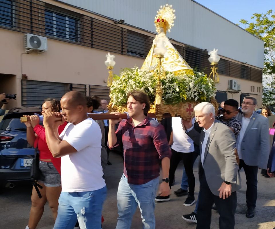 Virgen entrando al albergue